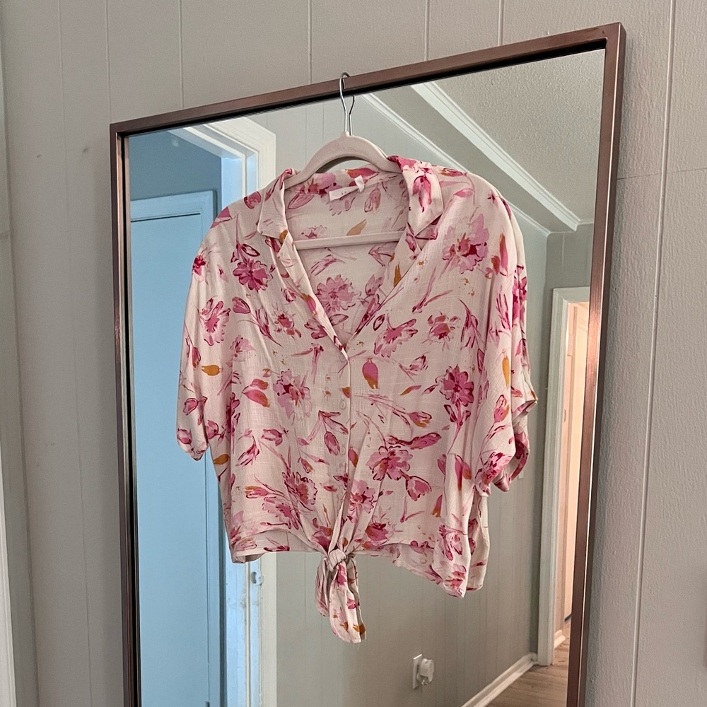 Front tie button down tee from Lush. Size S 💖